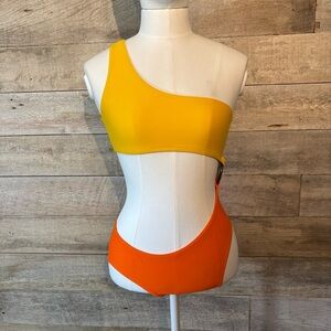 🛍️3/$30 women's orange and yellow cut out one piece‎ swim bathing suit size XS